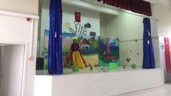İlçemiz İlkokul Öğrencilere Yönelik Tiyatro Gösterisi yapıldı.